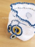 画像4: 手編みナザルボンジュウのミニ巾着｜白色×青 (4)