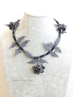 画像1: シルクイーネオヤネックレス｜ツルのお花｜ブラックグレー系